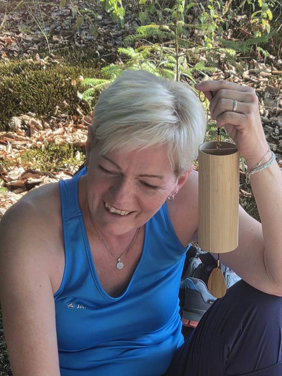 Ina mit Koshi-Klangspiel im Wald