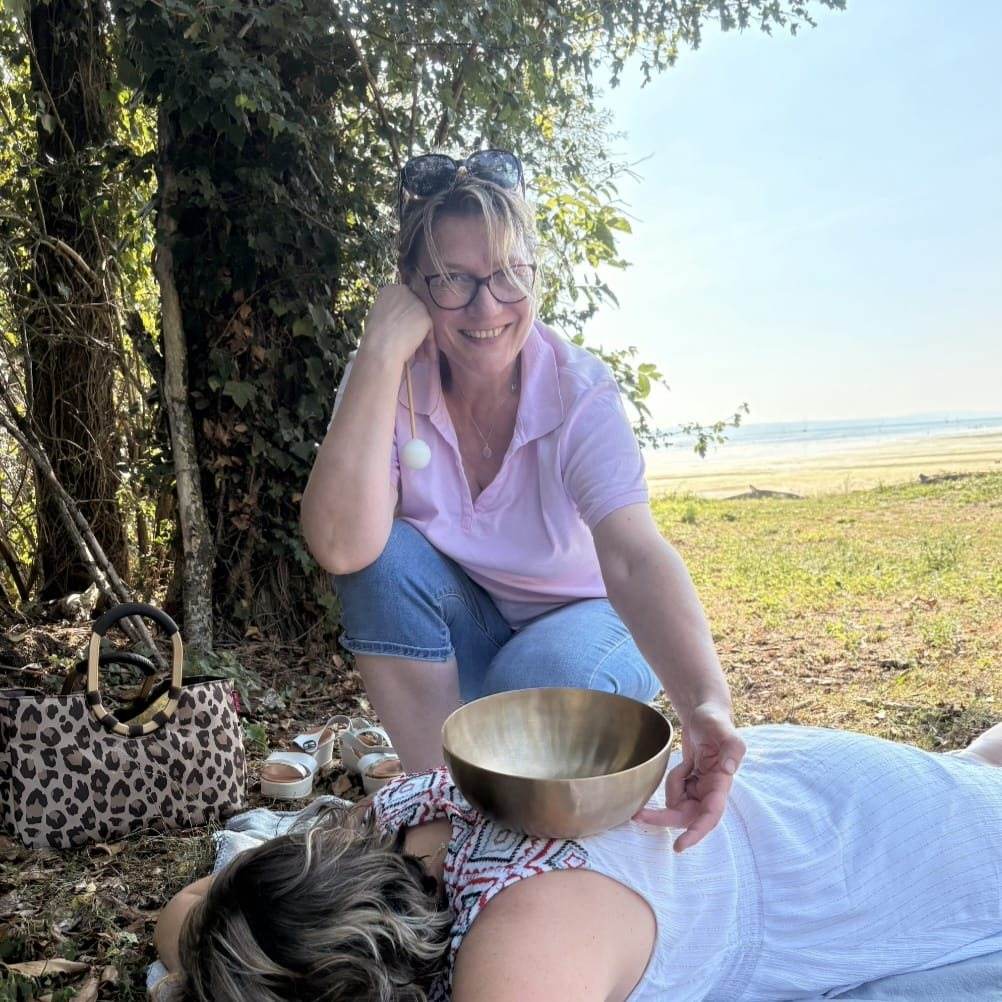 Ina Cladow bei einer Klangmassage in der Natur