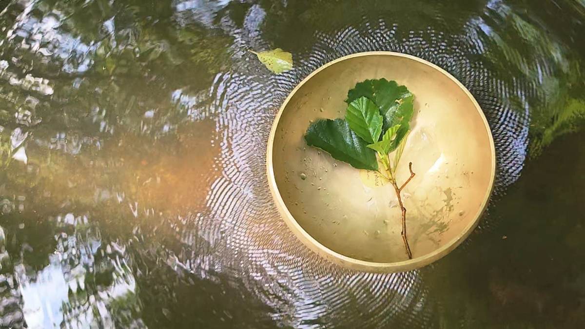 Klangschale im Wasser