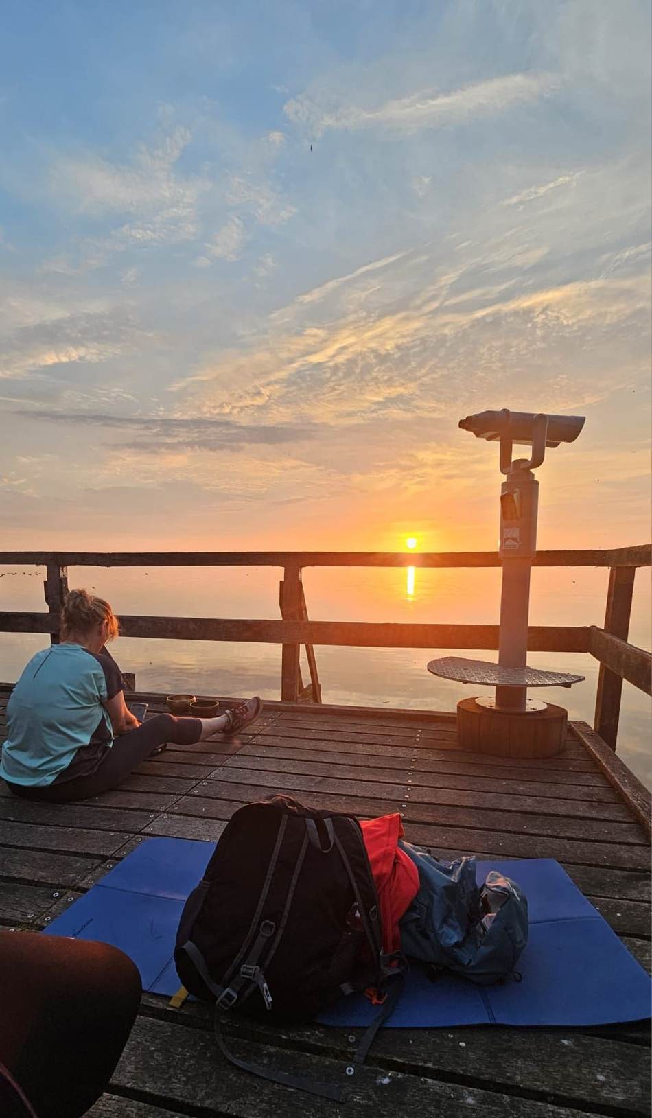 Klangmoment am Steg bei Sonnenaufgang